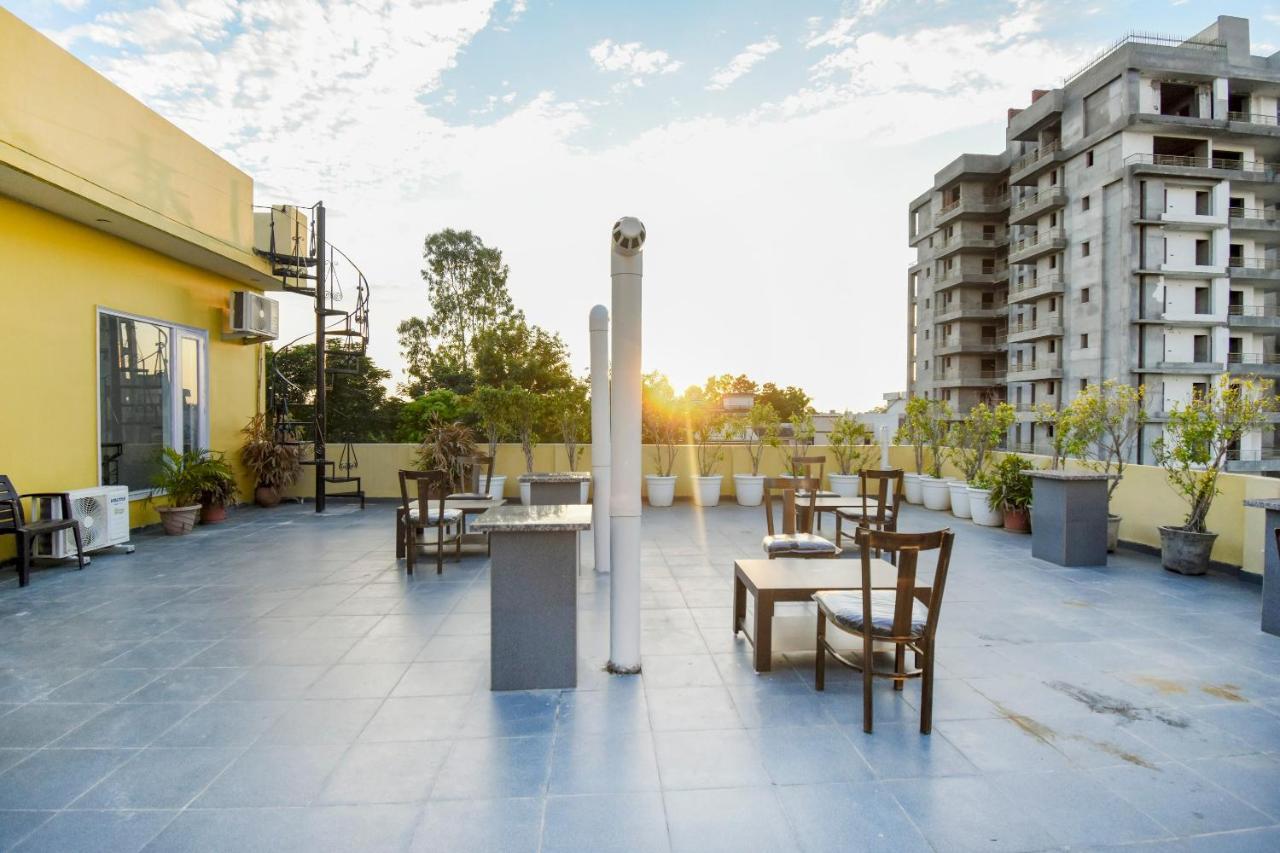 Oyo 75460 Sky High Residency Hotel Ludhiana Exterior photo